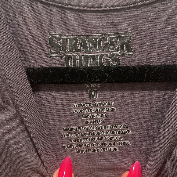 Netflix Stranger things embroidered sleeveless T-shirt tank Medium M unisex - Picture 5 of 7